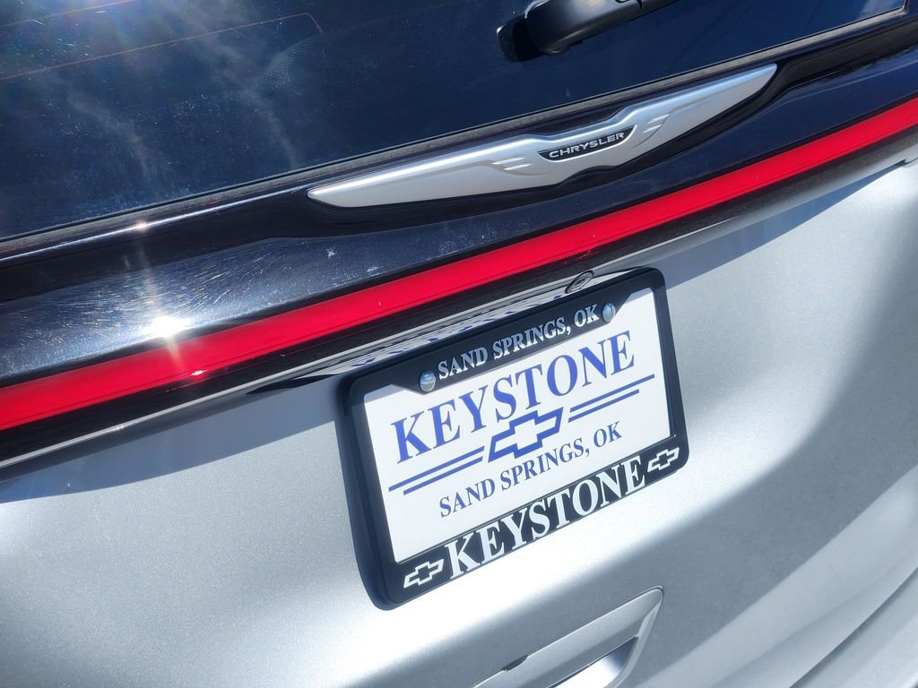 Used 2024 Chrysler Pacifica Touring-L image 11