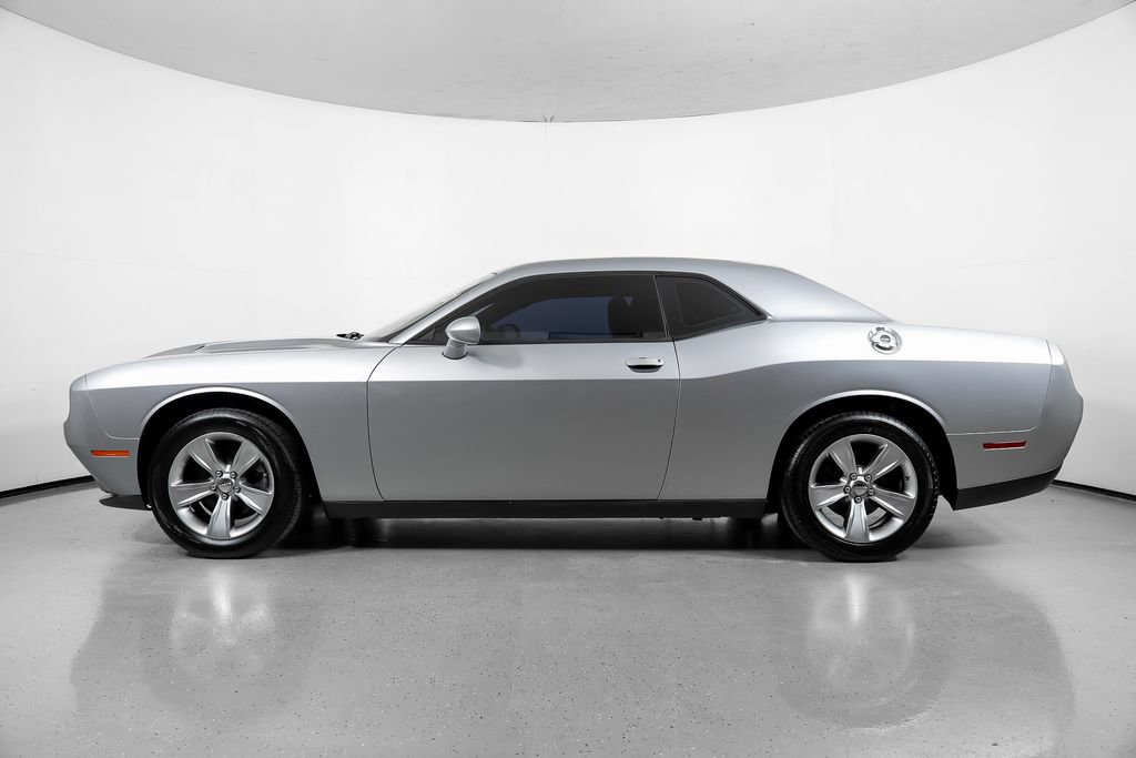 Used 2016 Dodge Challenger SXT RWD image 13