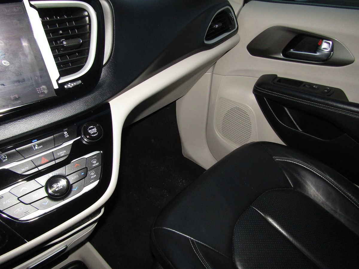Used 2022 Chrysler Pacifica Touring-L FWD image 26