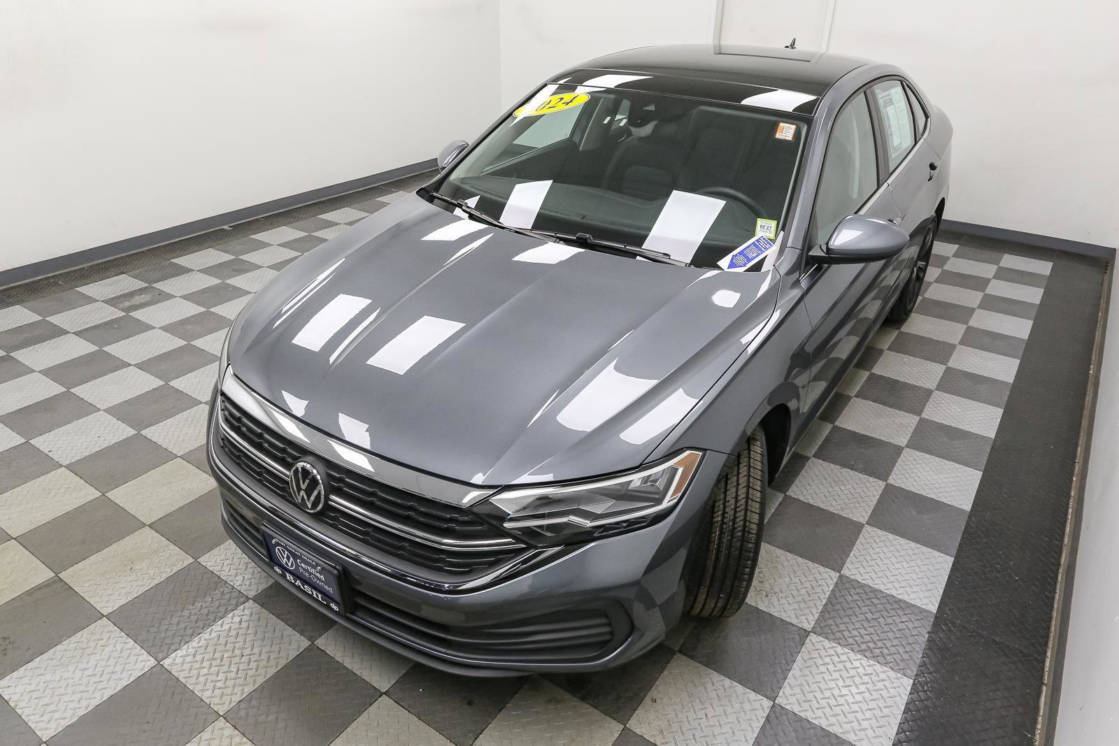 Certified 2024 Volkswagen Jetta SE image 6