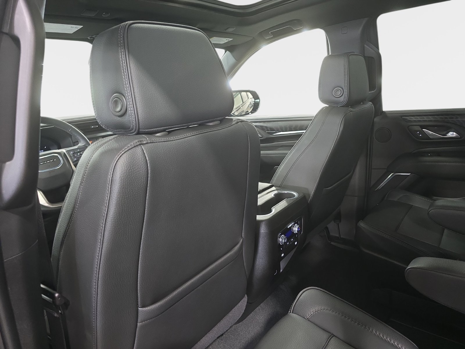 Used 2024 GMC Yukon Denali RWD image 12