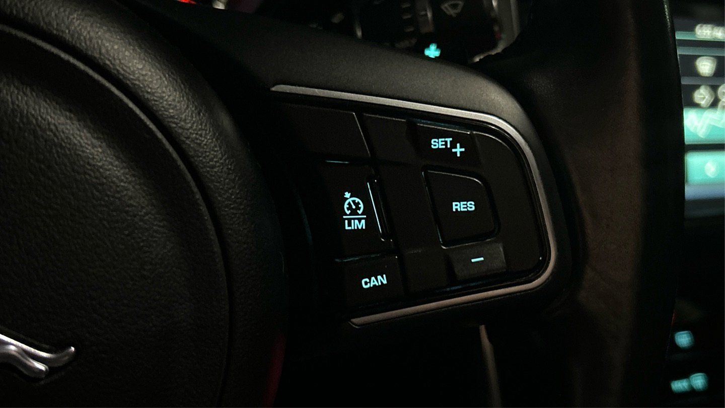 Used 2016 Jaguar XF Premium image 35