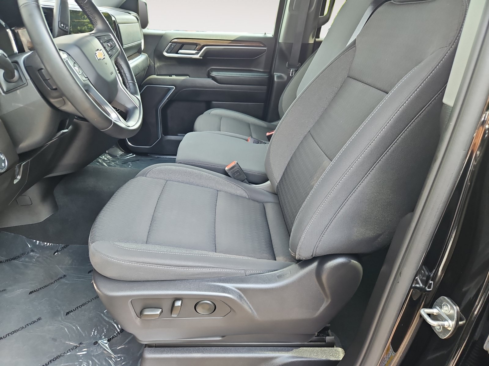 Used 2024 Chevrolet Silverado 1500 LT AWD/4WD image 9
