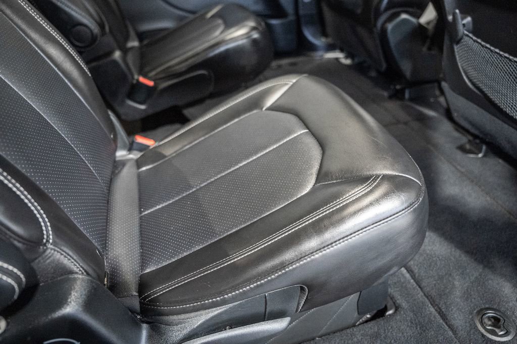 Used 2025 Chrysler Pacifica Select image 36