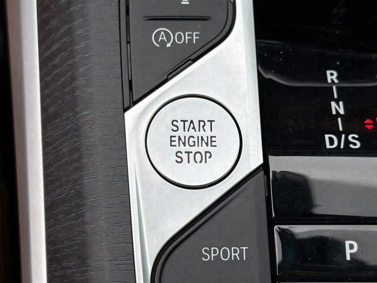 New 2025 BMW 330i xDrive Sedan w/ Convenience Package AWD/4WD image 35