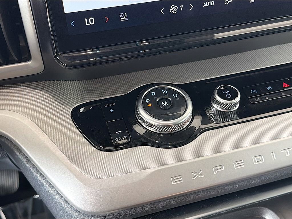 Used 2025 Ford Expedition Active image 38