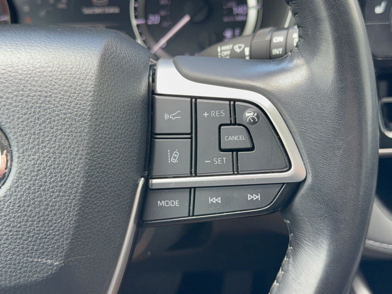 Used 2023 Toyota Highlander XLE FWD image 19
