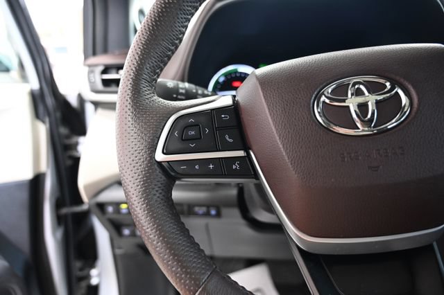 Used 2023 Toyota Sienna Platinum AWD/4WD image 28