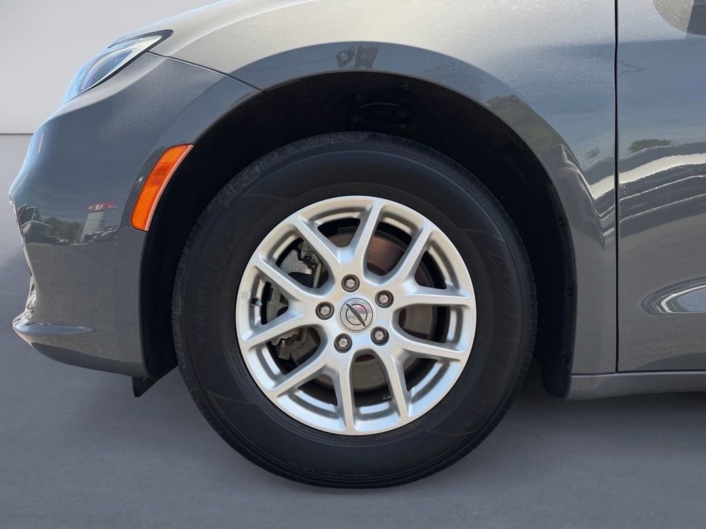 Used 2021 Chrysler Pacifica Touring-L FWD image 9