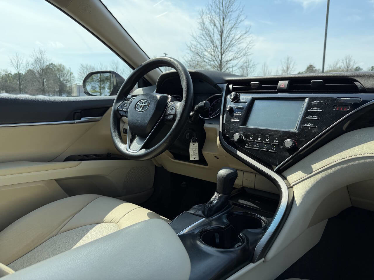 Used 2018 Toyota Camry LE image 21