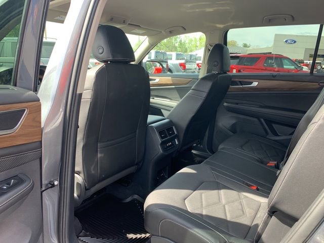 Used 2025 Volkswagen Atlas SE FWD image 17