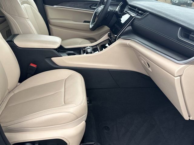 Used 2024 Jeep Grand Cherokee L Limited w/ Luxury Tech Group II image 15