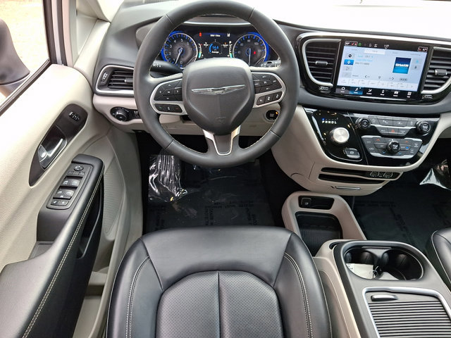 Used 2023 Chrysler Pacifica Touring-L image 12