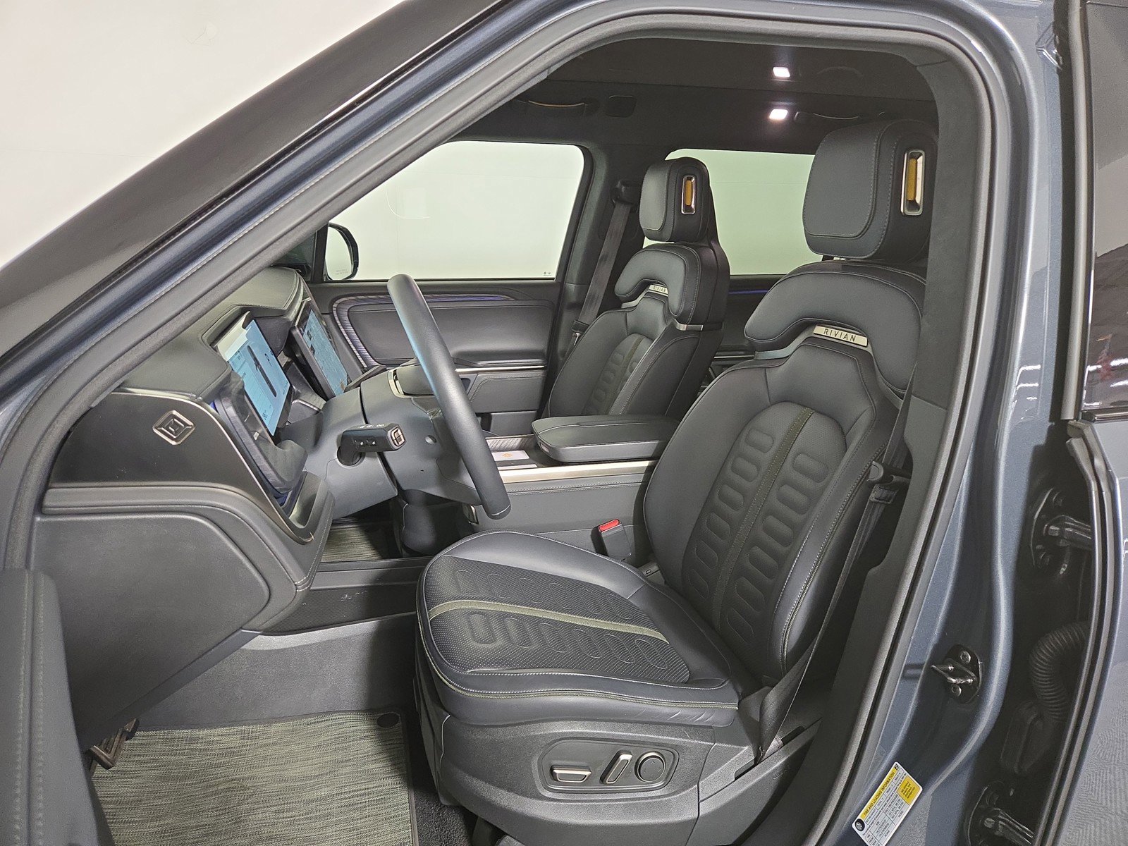 Used 2023 Rivian R1S Adventure AWD/4WD image 20