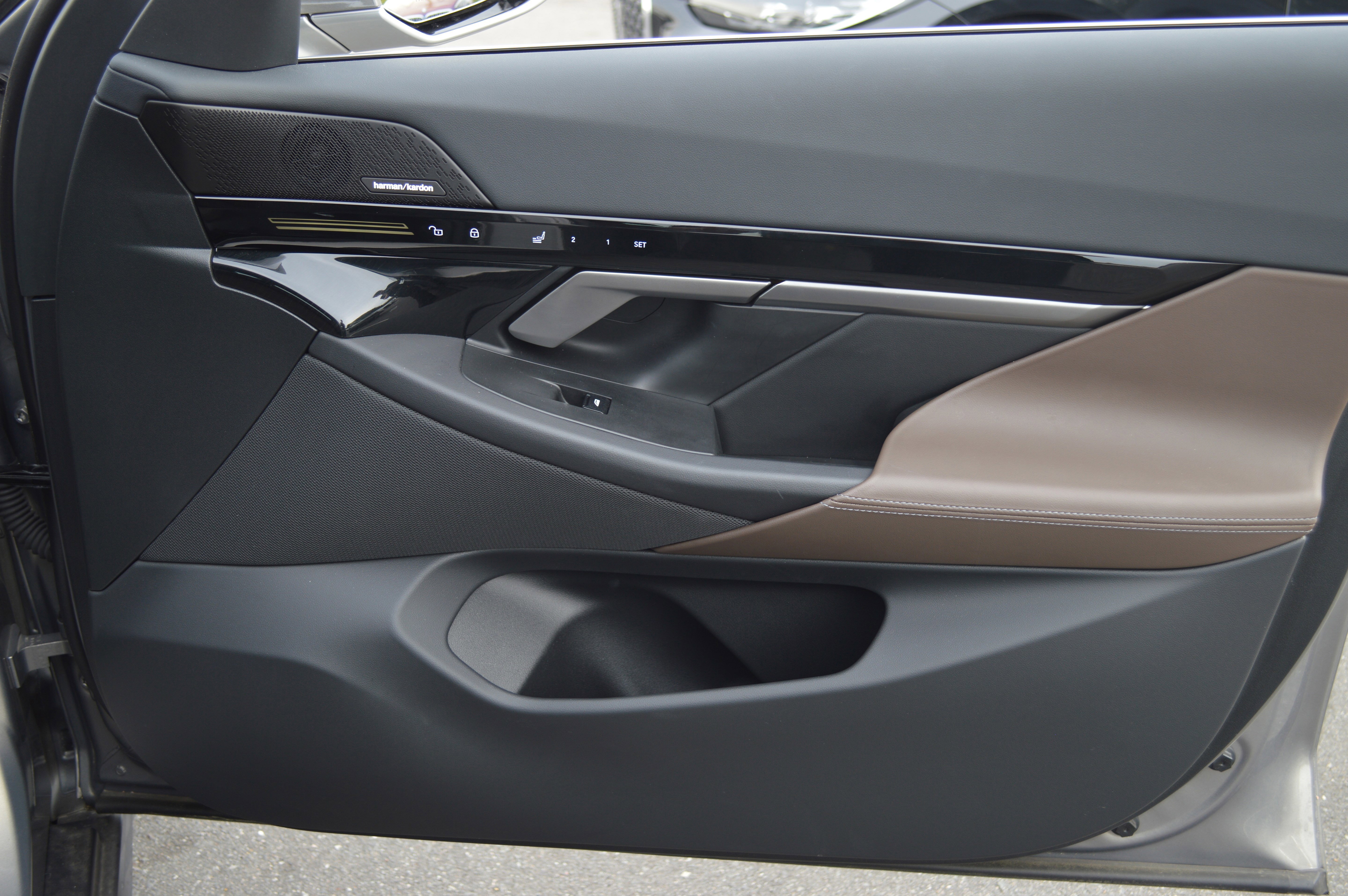 Used 2025 BMW 530i xDrive w/ Premium Package image 36