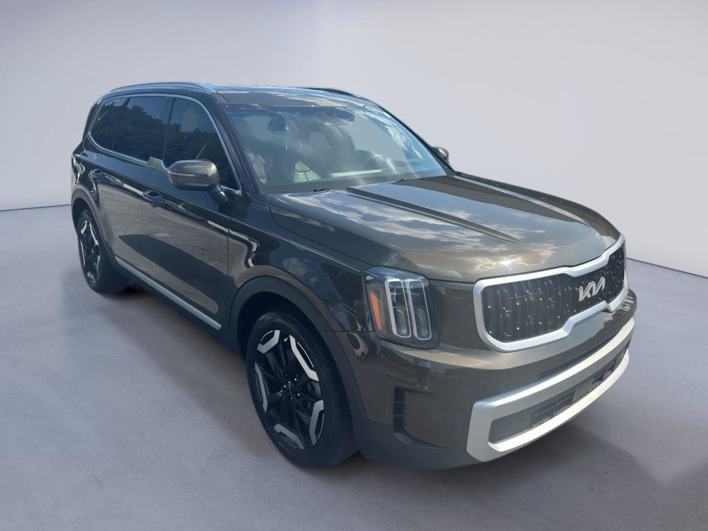 Used 2024 Kia Telluride EX w/ EX Captain's Chair Package FWD image 3