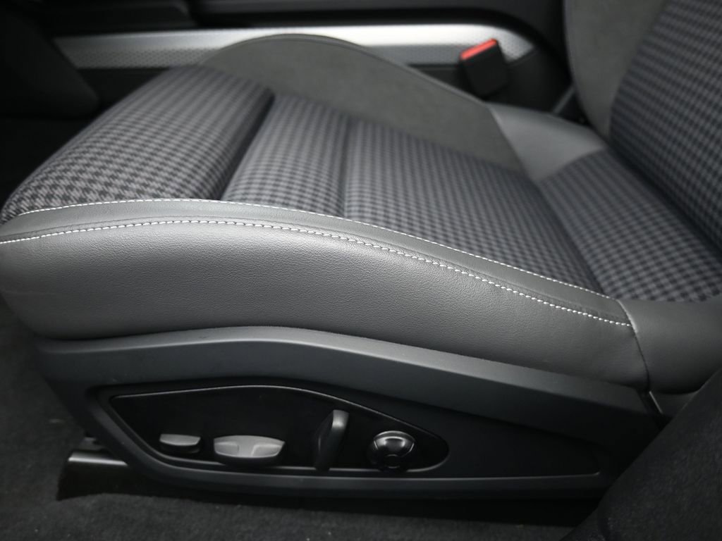 Certified 2025 Porsche Taycan 4S image 6