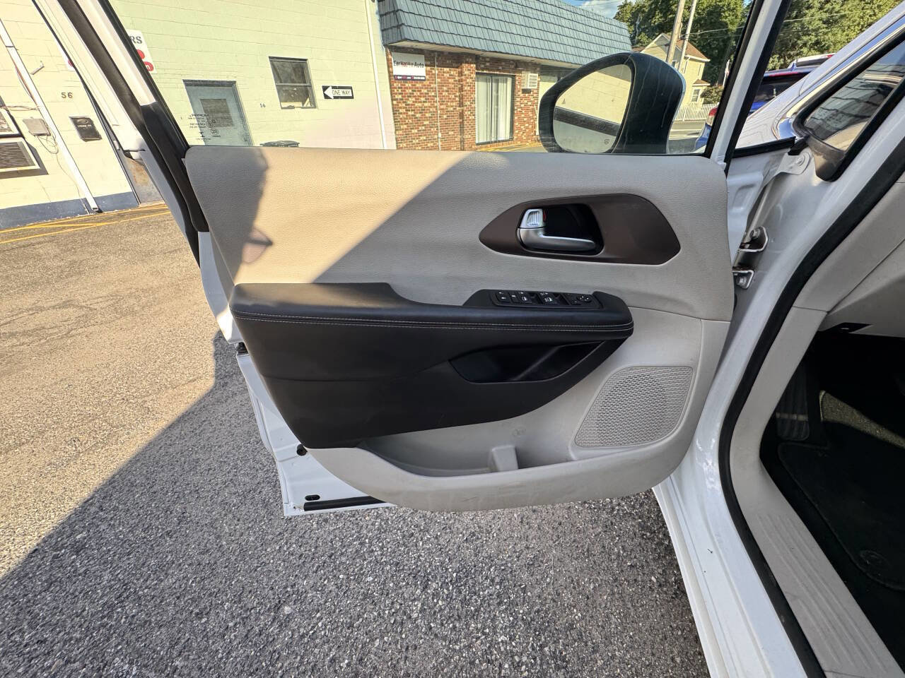 Used 2022 Chrysler Voyager LX image 34