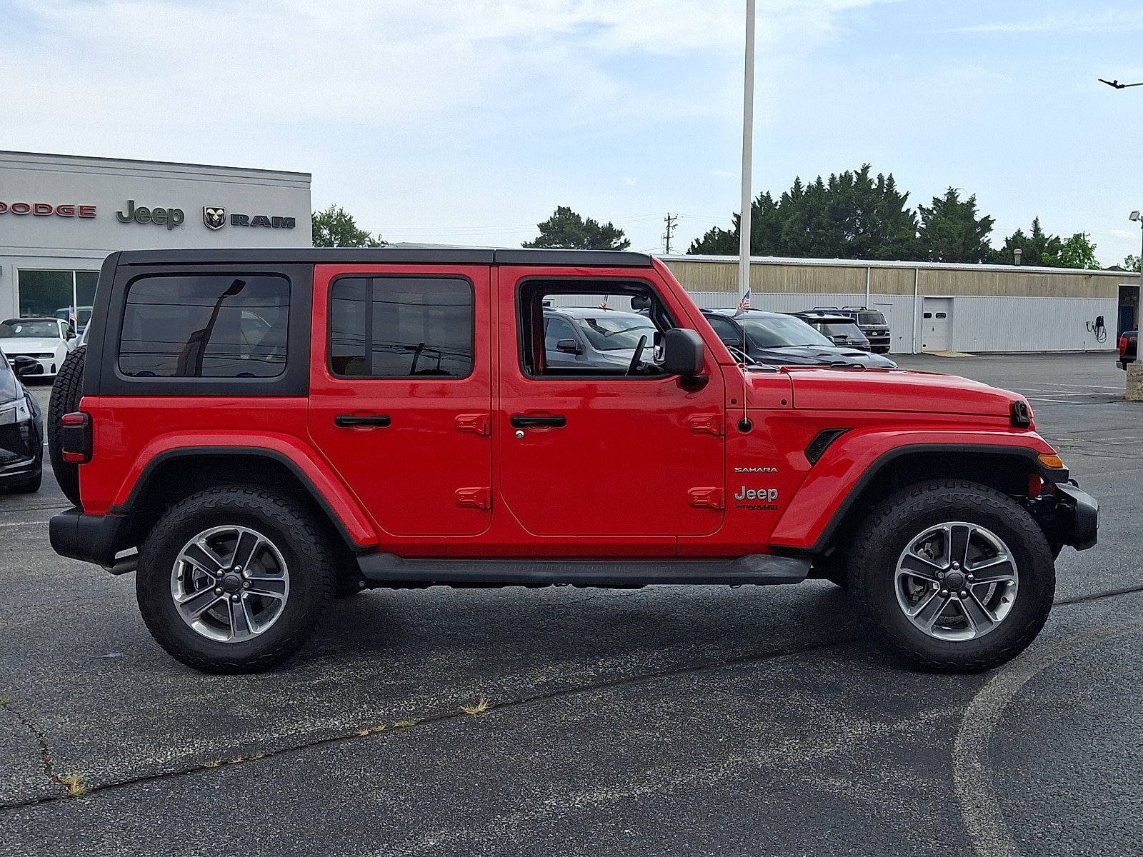 Used 2019 Jeep Wrangler Unlimited Sahara w/ Cold Weather Group AWD/4WD image 7