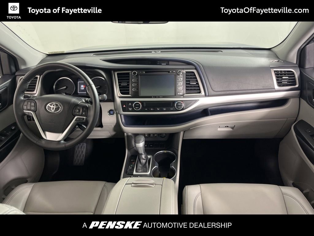 Used 2019 Toyota Highlander XLE FWD image 16