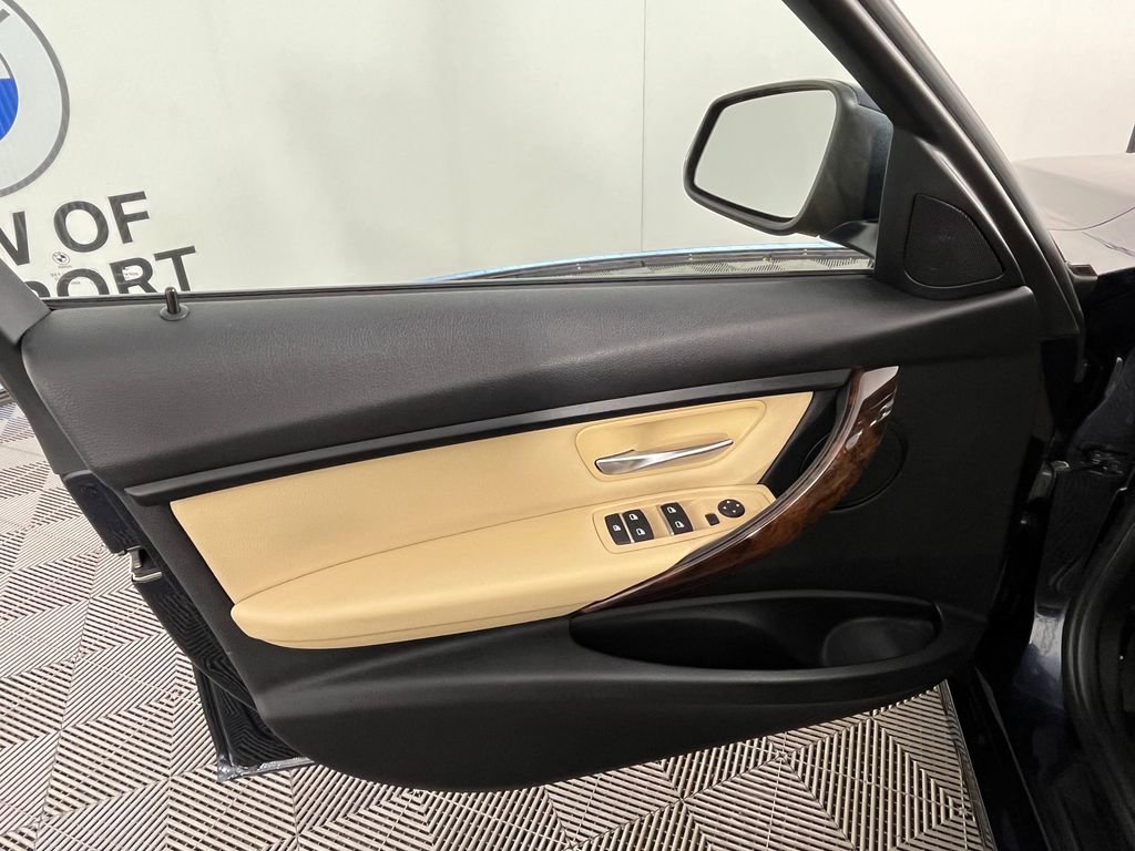 Used 2017 BMW 320i xDrive 320i xDrive image 24