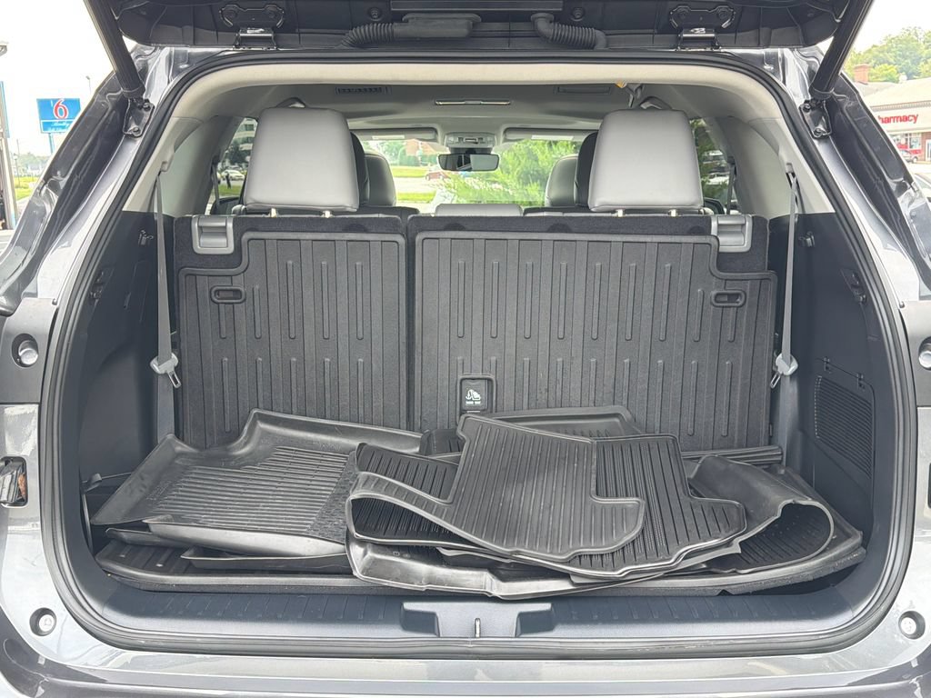 Used 2023 Toyota Highlander XLE AWD/4WD image 6