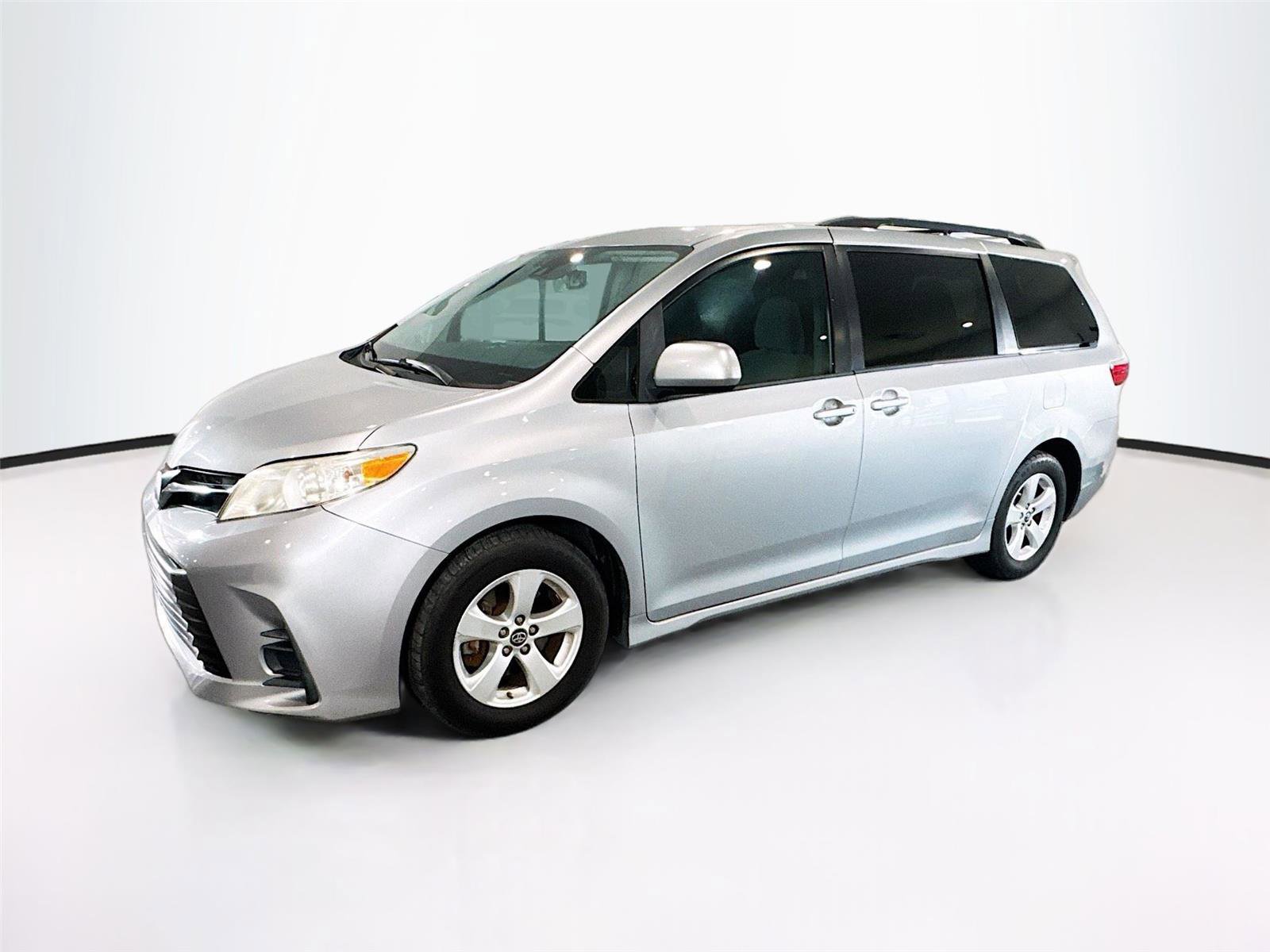 Used 2018 Toyota Sienna LE FWD image 1