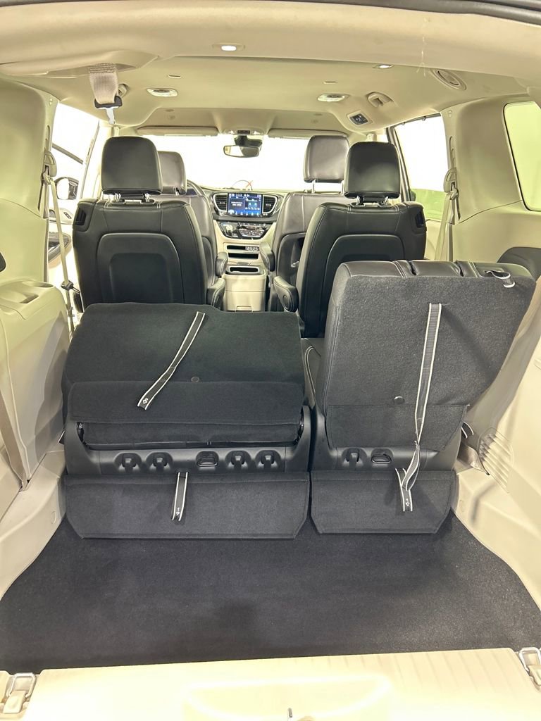 Used 2024 Chrysler Pacifica Touring-L image 20