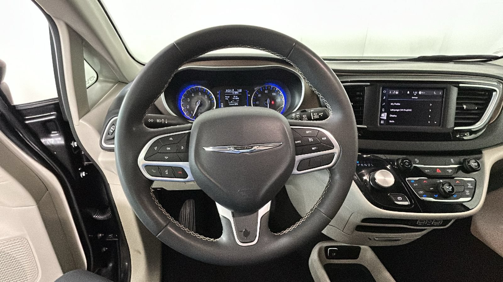 Used 2023 Chrysler Voyager LX FWD image 17