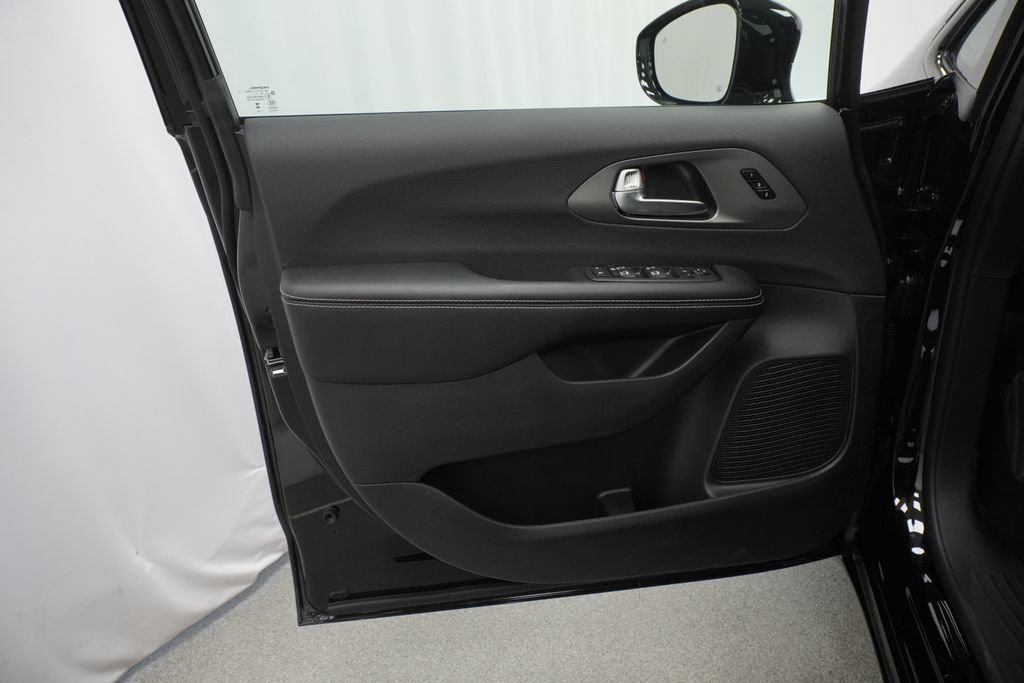 New 2027 Chrysler Pacifica Limited AWD/4WD image 29
