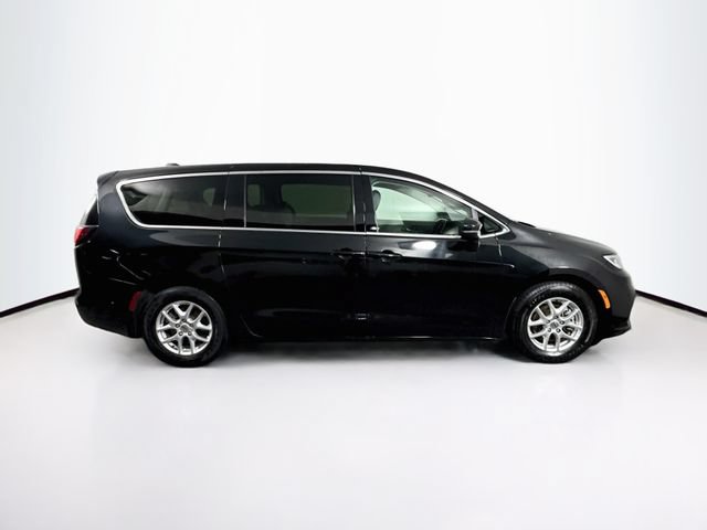 Used 2023 Chrysler Pacifica Touring-L FWD image 10