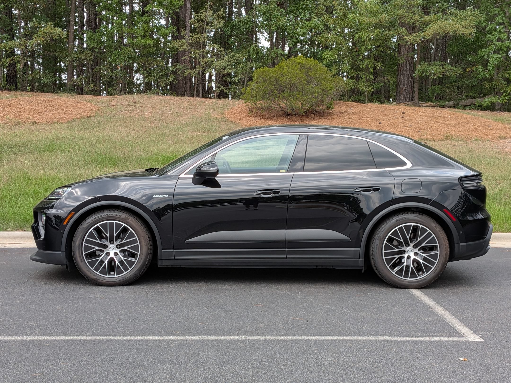 Used 2025 Porsche Macan Electric RWD image 2
