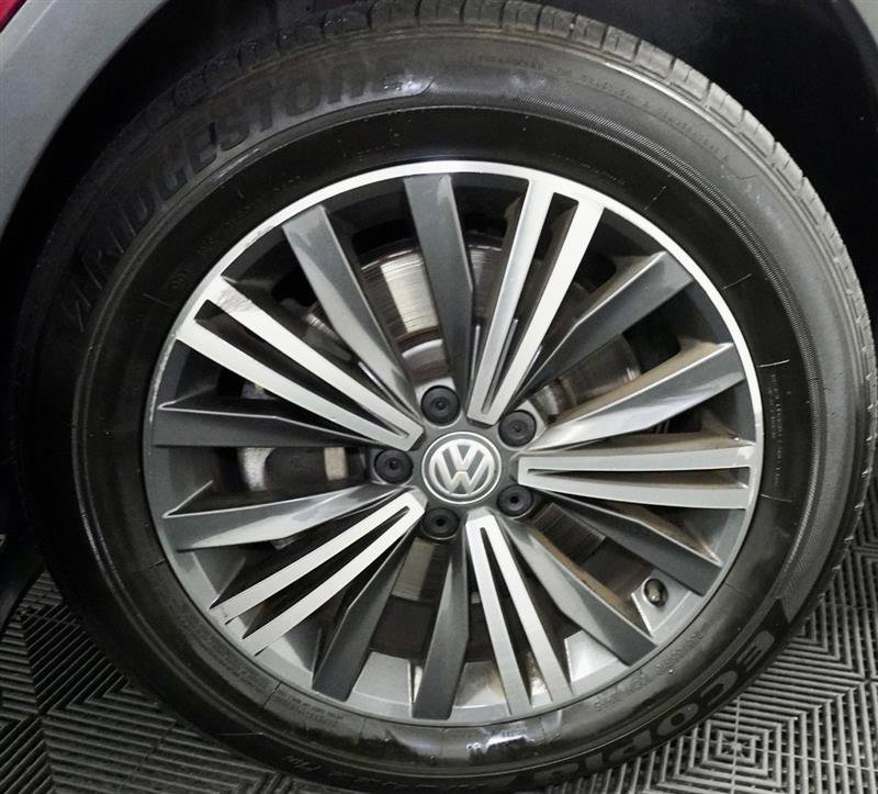 Used 2018 Volkswagen Tiguan SEL image 3