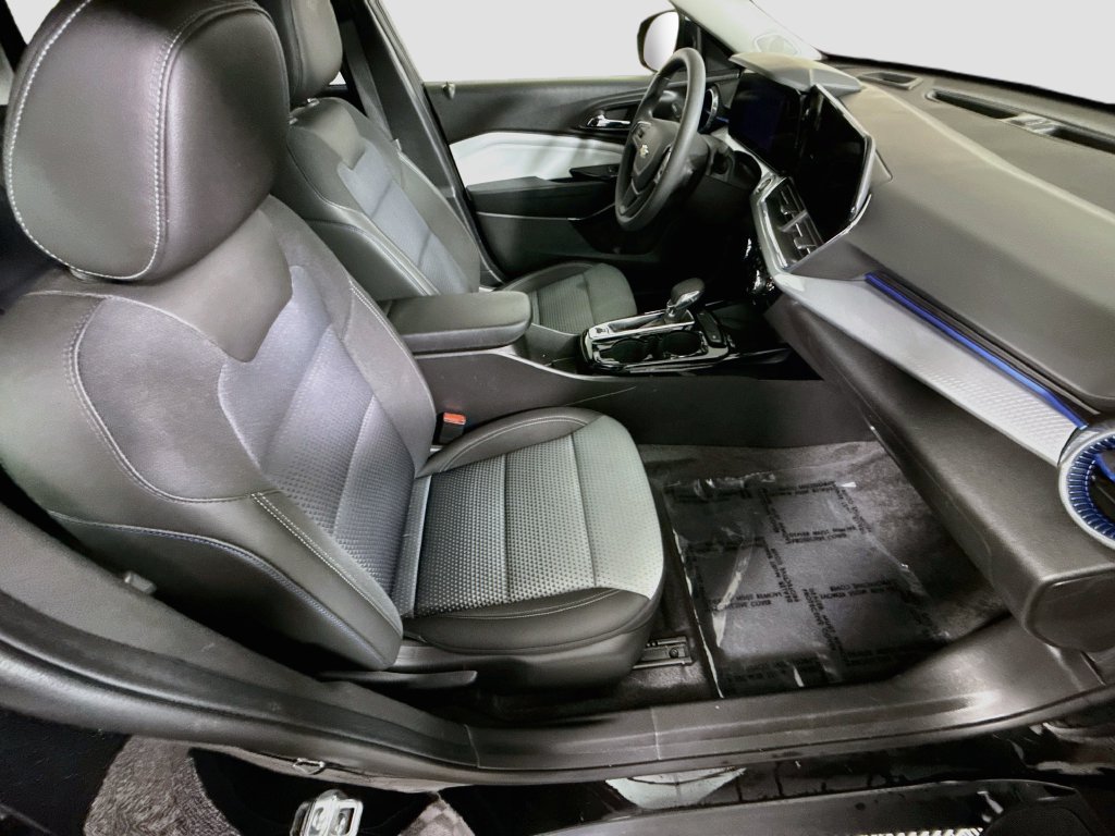 Used 2025 Chevrolet Trax LT w/ Sunroof Package FWD image 28
