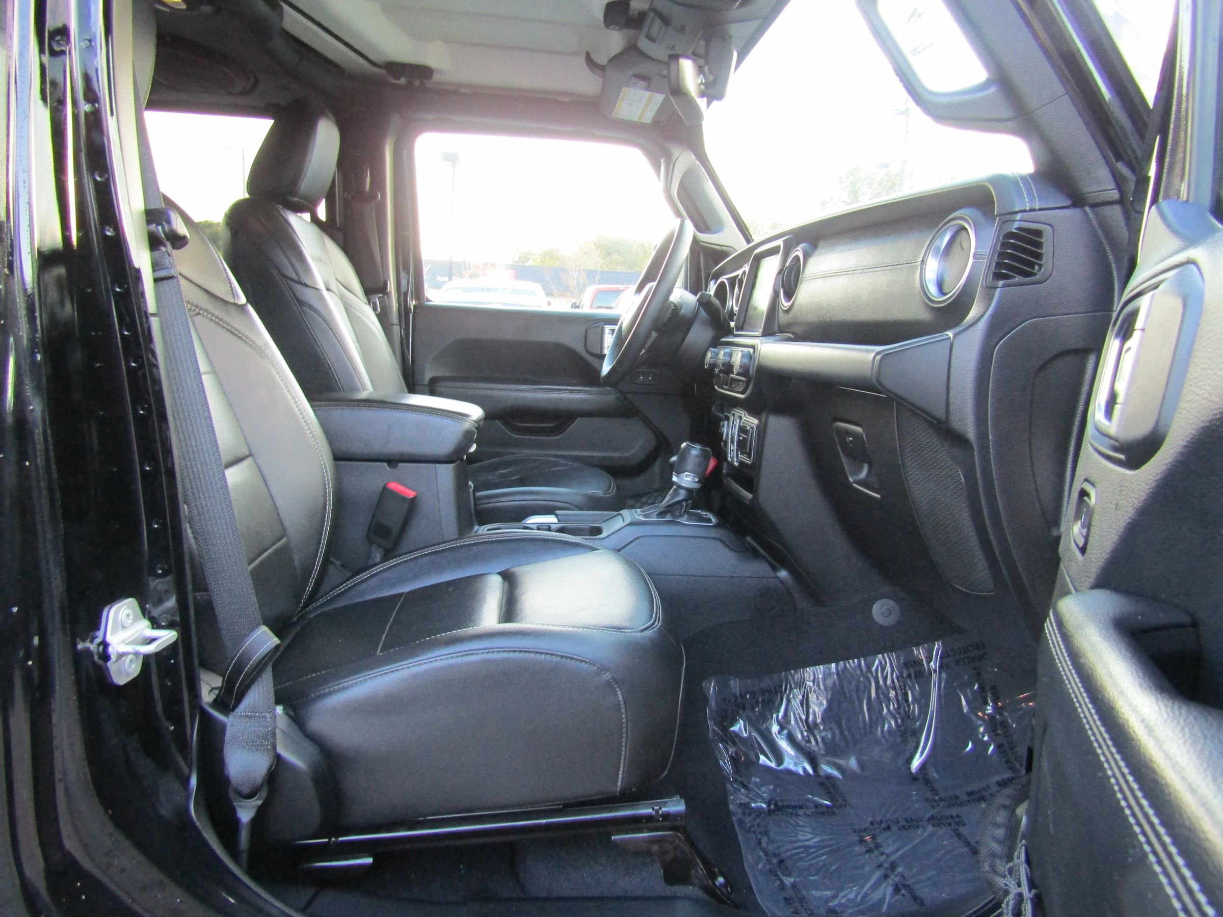 Used 2018 Jeep Wrangler Unlimited Sahara image 9