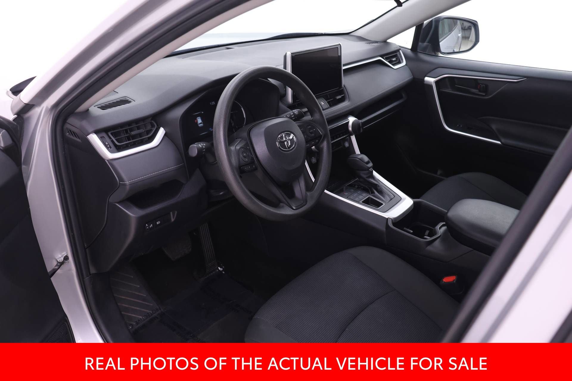 Used 2024 Toyota RAV4 LE AWD/4WD image 3