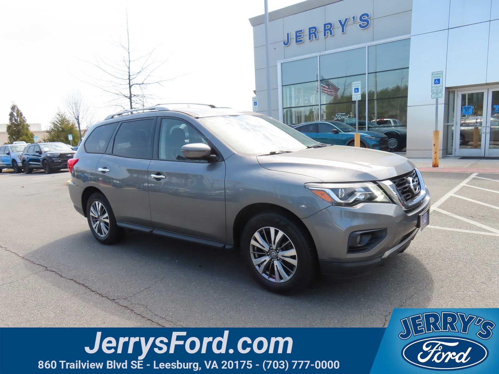 Used 2019 Nissan Pathfinder SV image 1