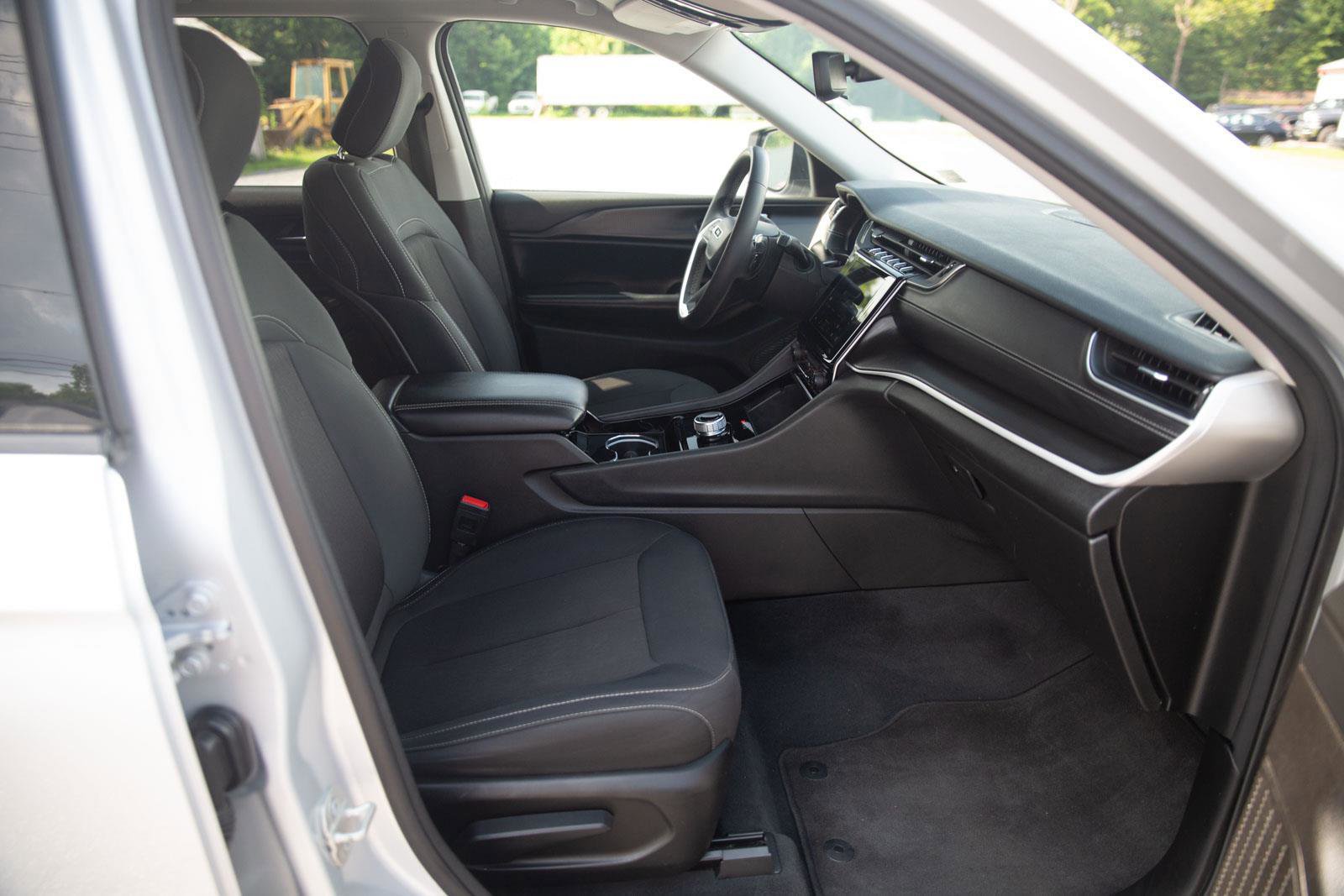 Used 2023 Jeep Grand Cherokee Laredo image 16