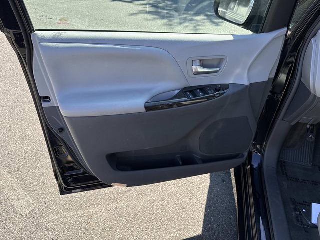 Used 2018 Toyota Sienna XLE w/ XLE Navigation Package FWD image 13