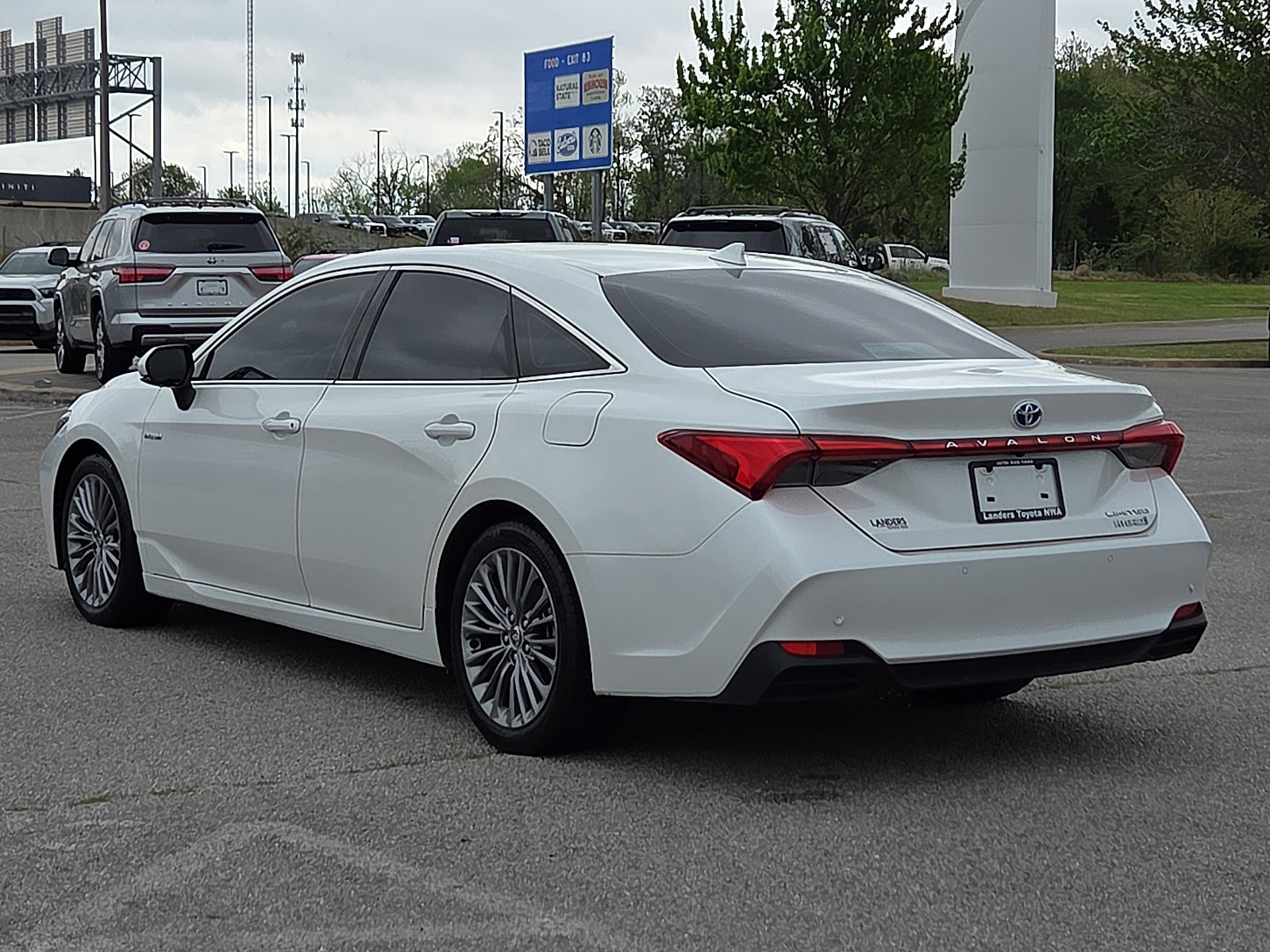 Used 2020 Toyota Avalon Limited w/ Advanced Safety Package FWD image 4