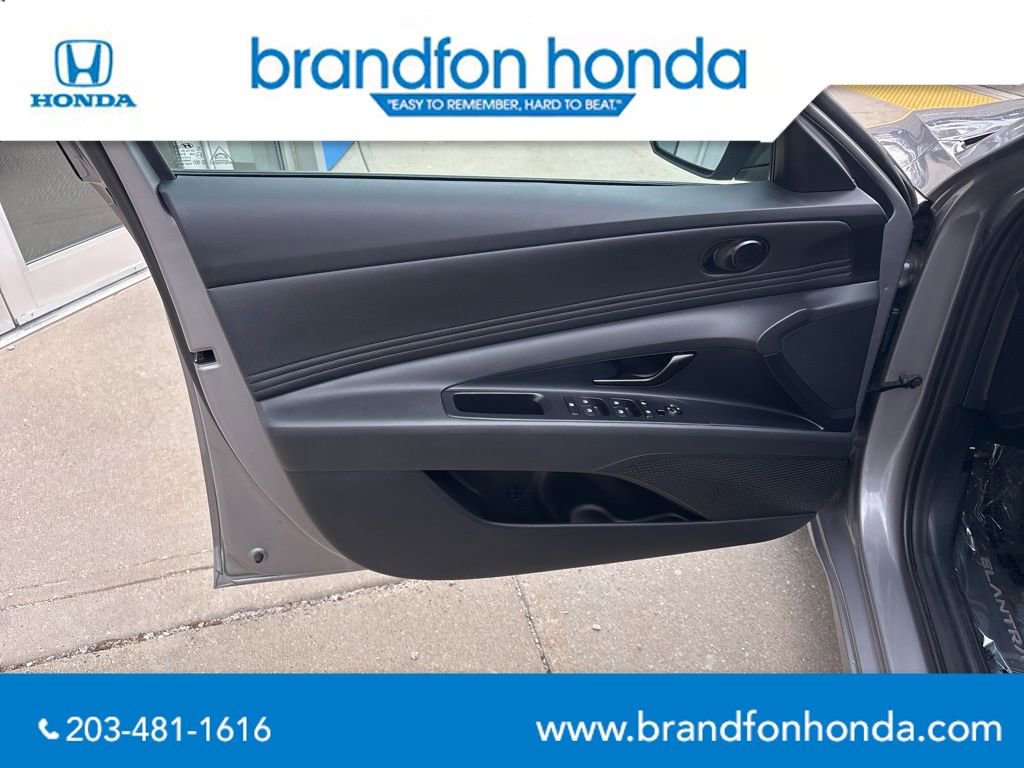 Used 2025 Hyundai Elantra SEL image 11