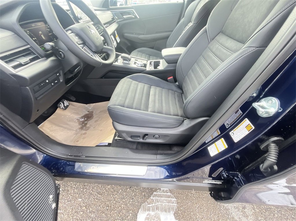 New 2025 Mitsubishi Outlander SE image 12
