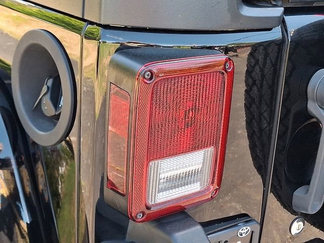 Used 2011 Jeep Wrangler Unlimited Sahara w/ Dual Top Group AWD/4WD image 10