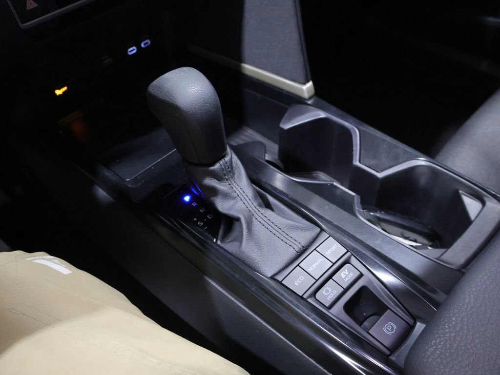 Used 2025 Toyota Camry LE image 29