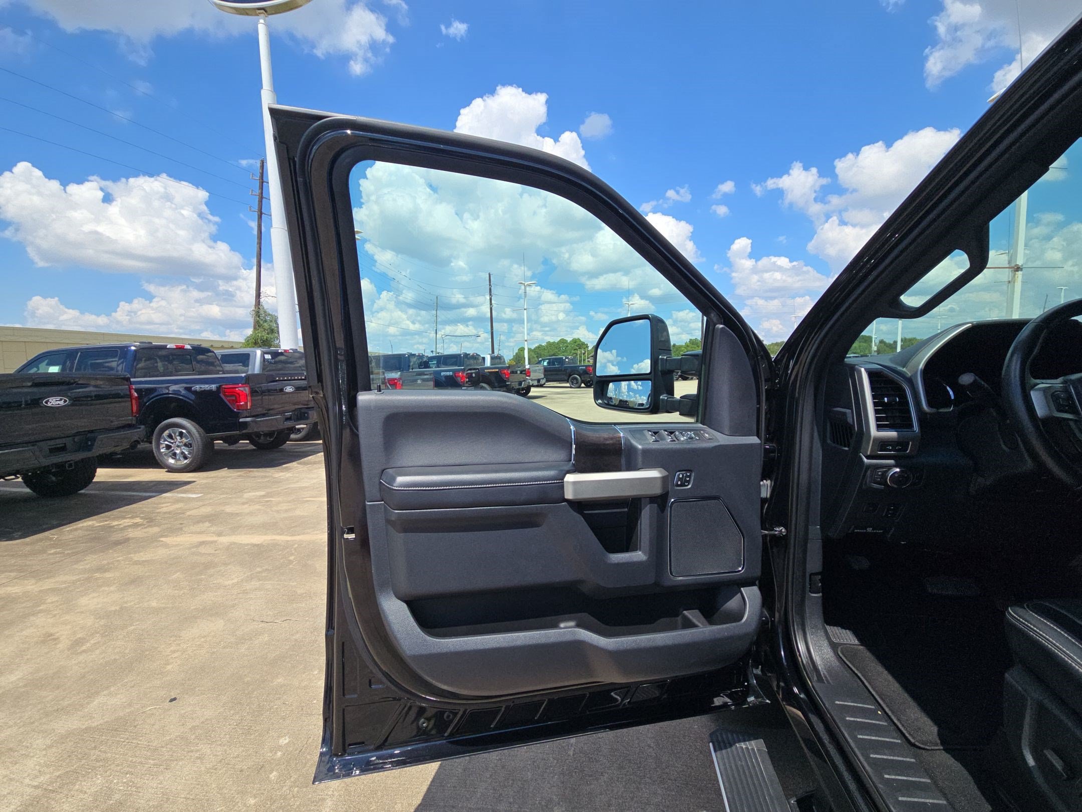 Used 2022 Ford F250 Lariat w/ Lariat Ultimate Package AWD/4WD image 13