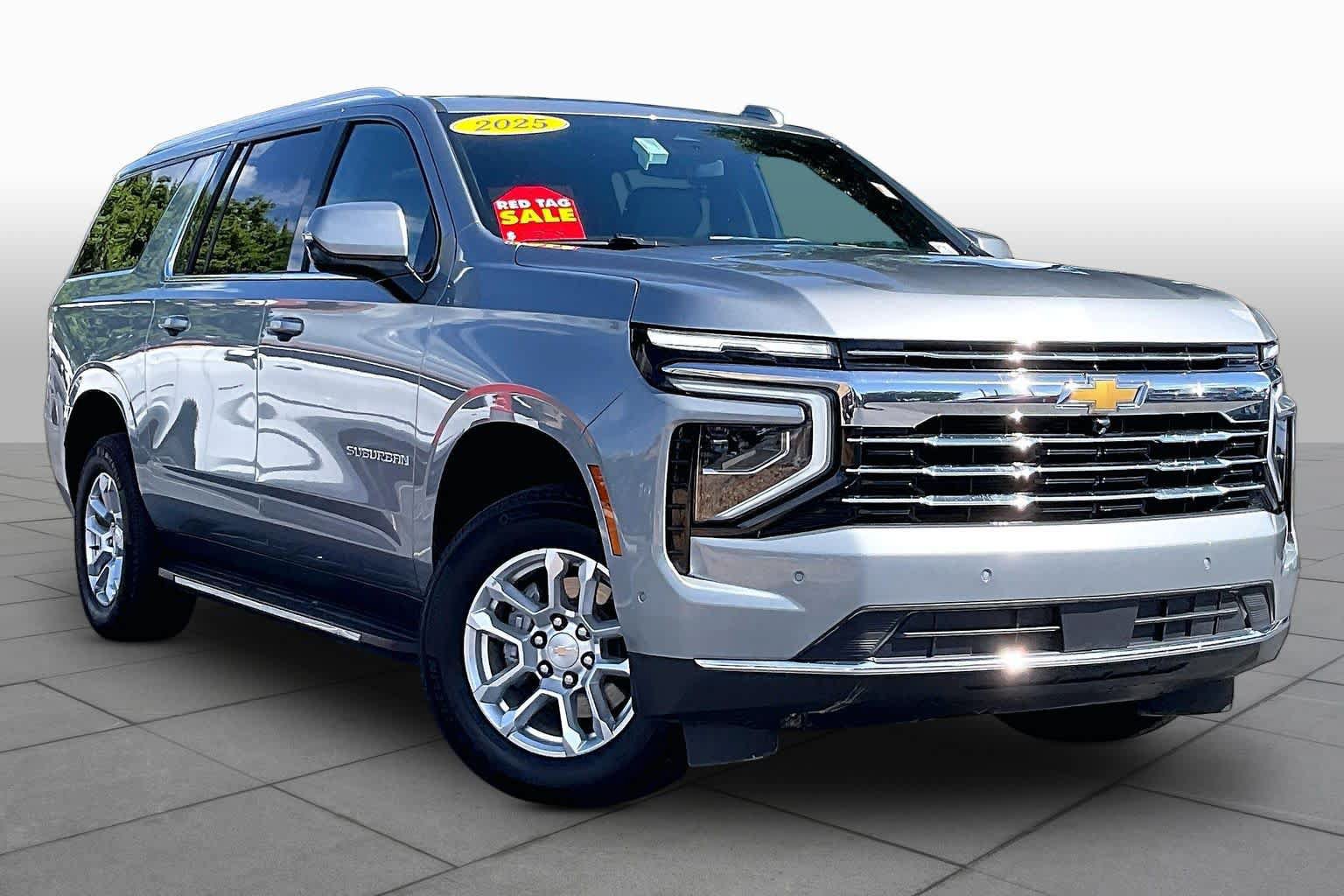 Used 2025 Chevrolet Suburban LT AWD/4WD image 3