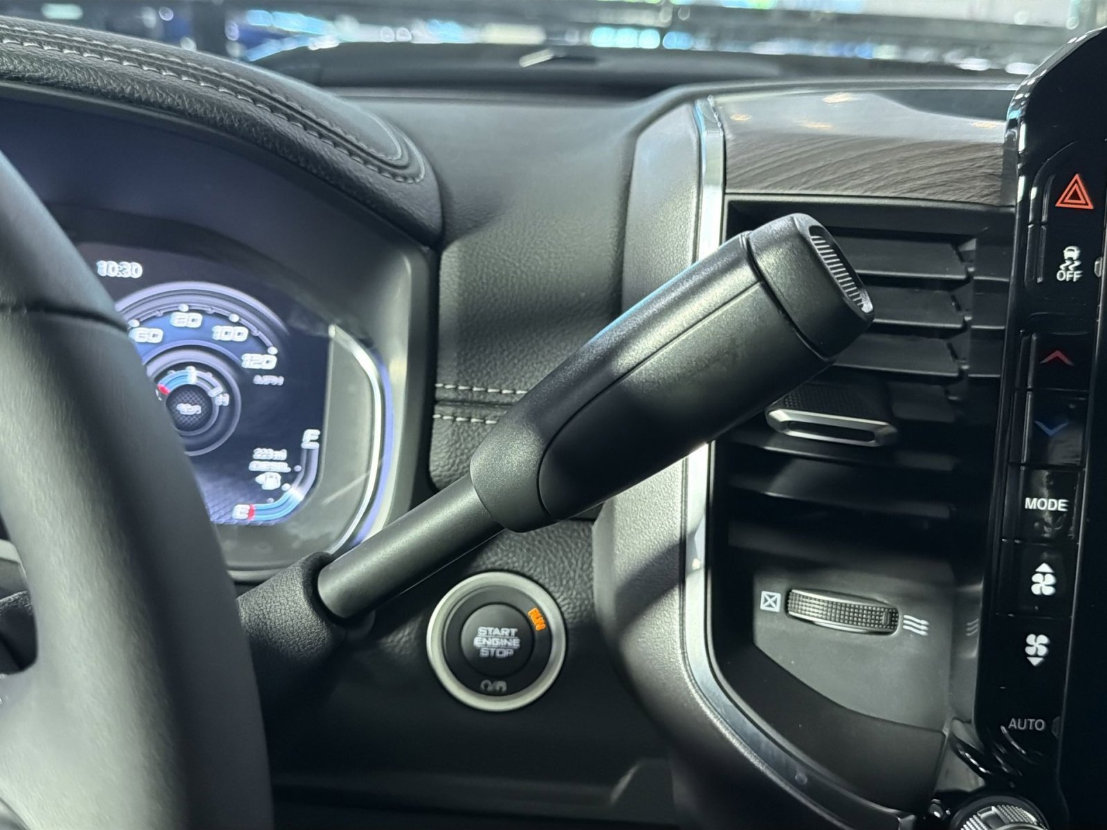 Used 2025 RAM 2500 Laramie AWD/4WD image 24