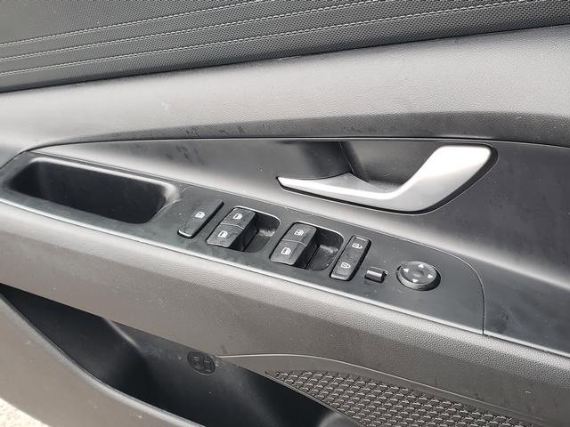 Used 2023 Hyundai Elantra SE w/ Winter Weather Package image 23