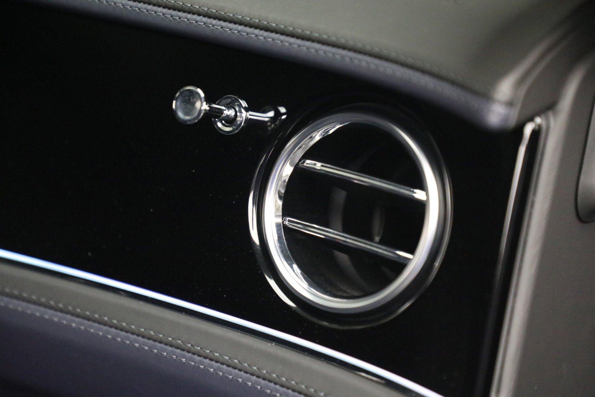 Used 2023 Bentley Flying Spur V8 image 32