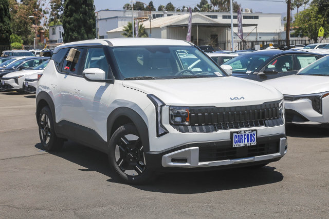 New 2027 Kia Seltos LX FWD image 2